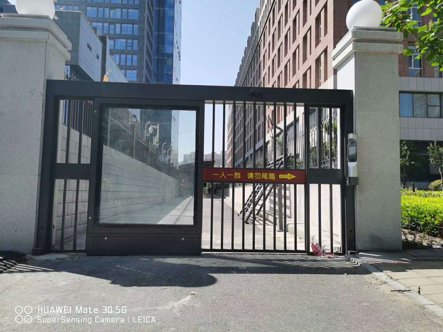 小区人行通道广告门的使用