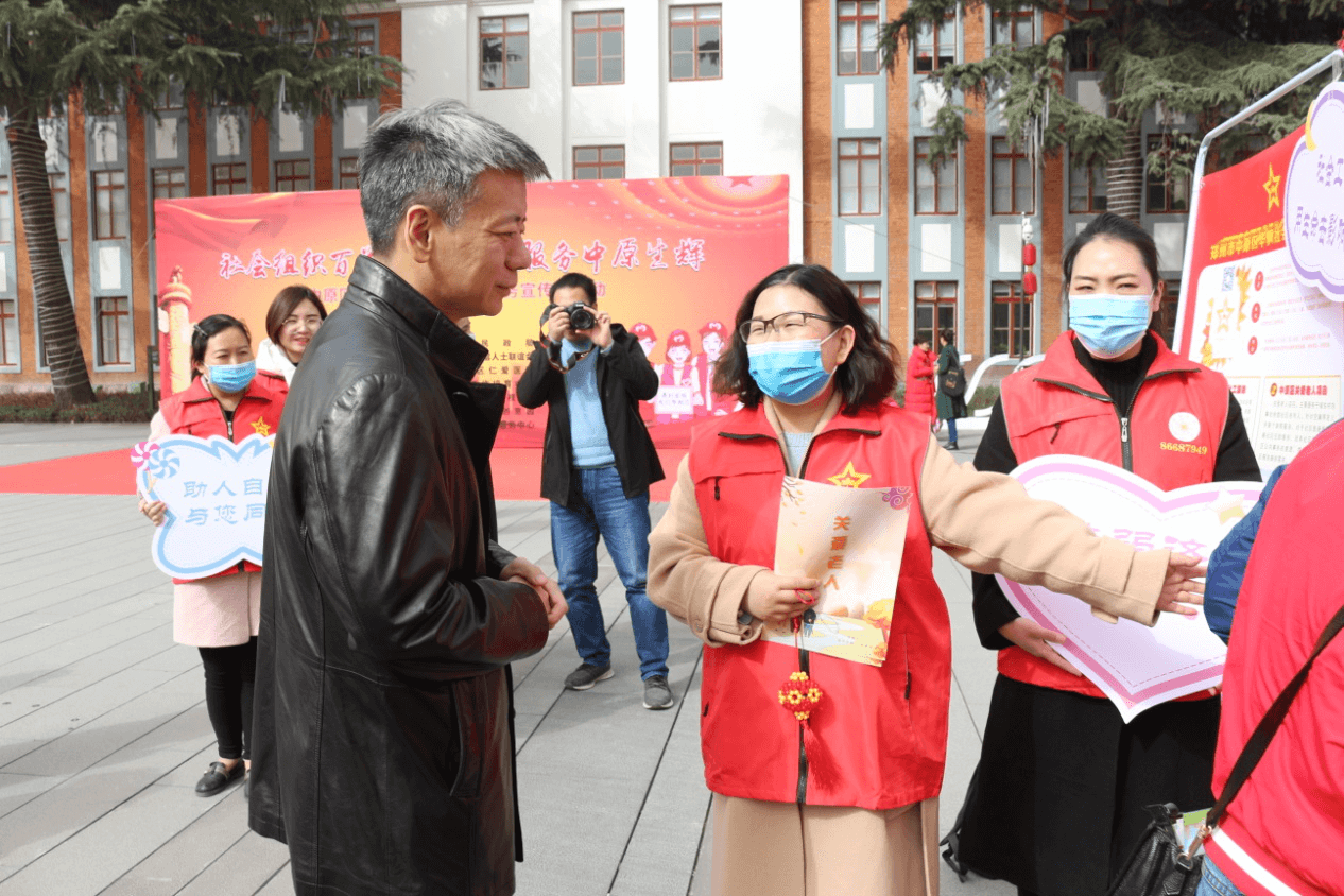 河南瑞阳养老集团华枫社工参加中原区社会工作和志愿者服务宣传活动